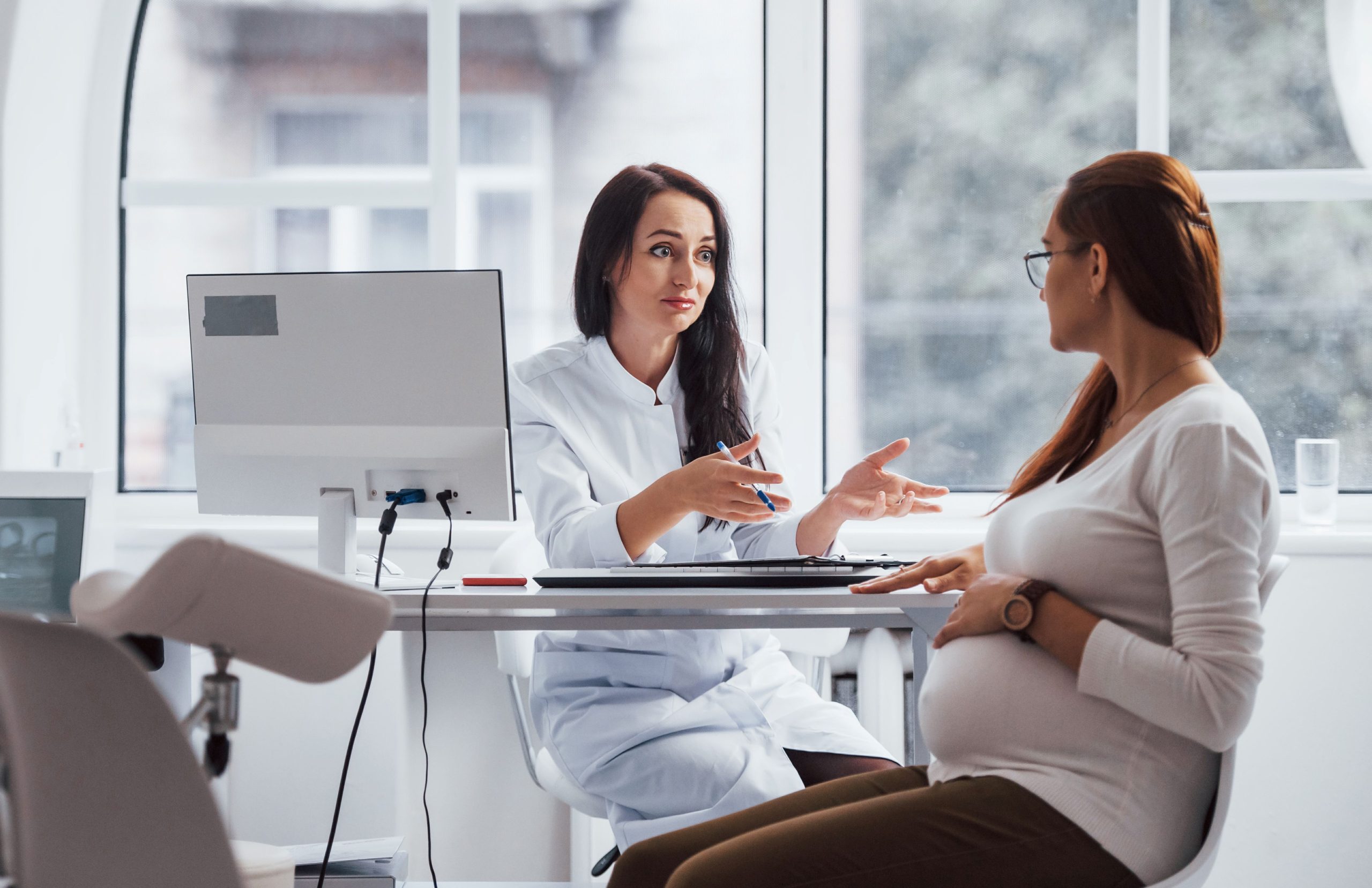 Pregnant woman reviewing information about home birth and hospital birth options during pregnancy.
